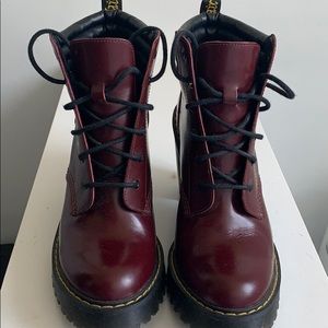 Dr. Martens
Averil 6 Eye Heeled Boot